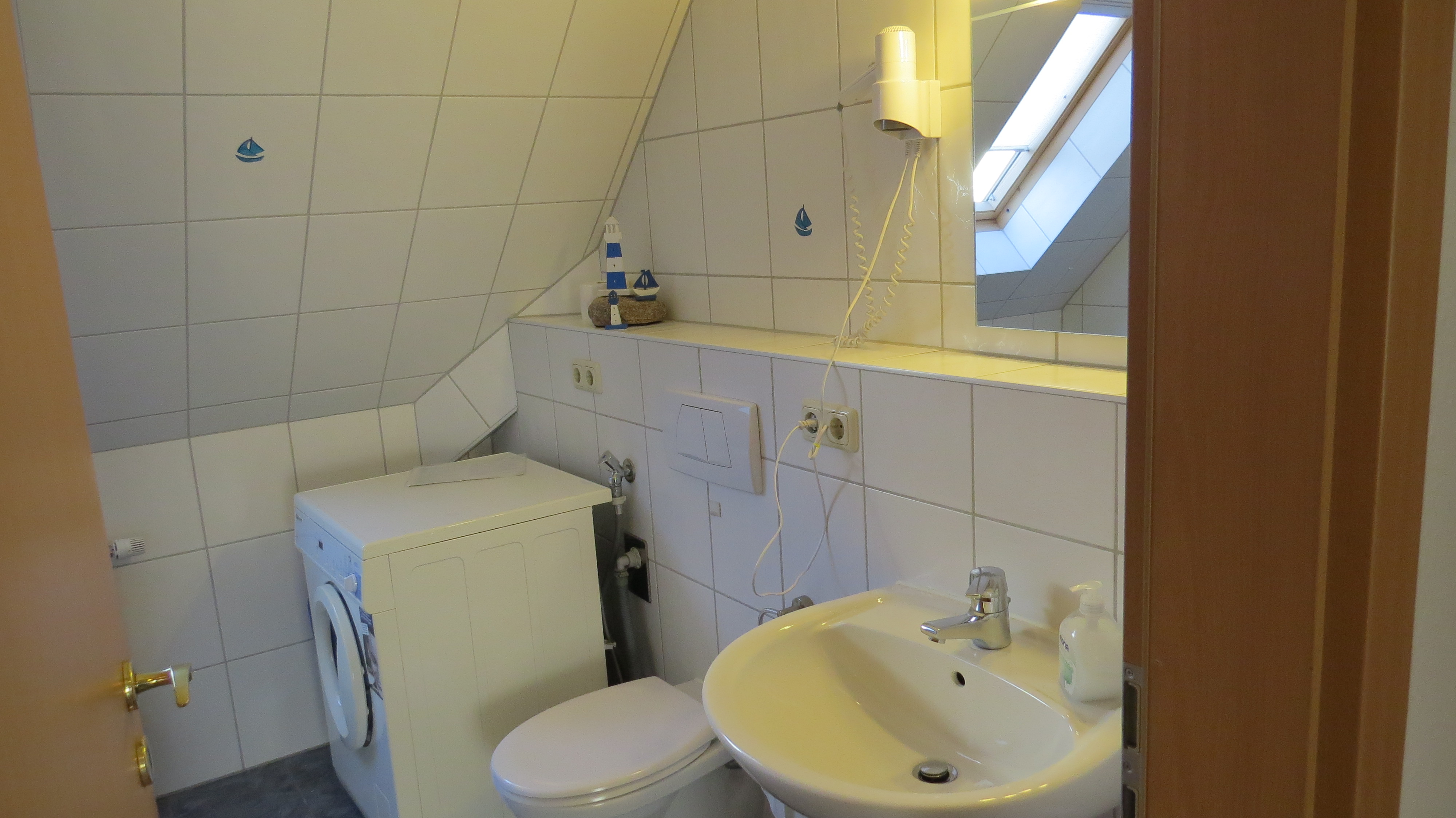 Badezimmer mit Dusche und Waschmaschine