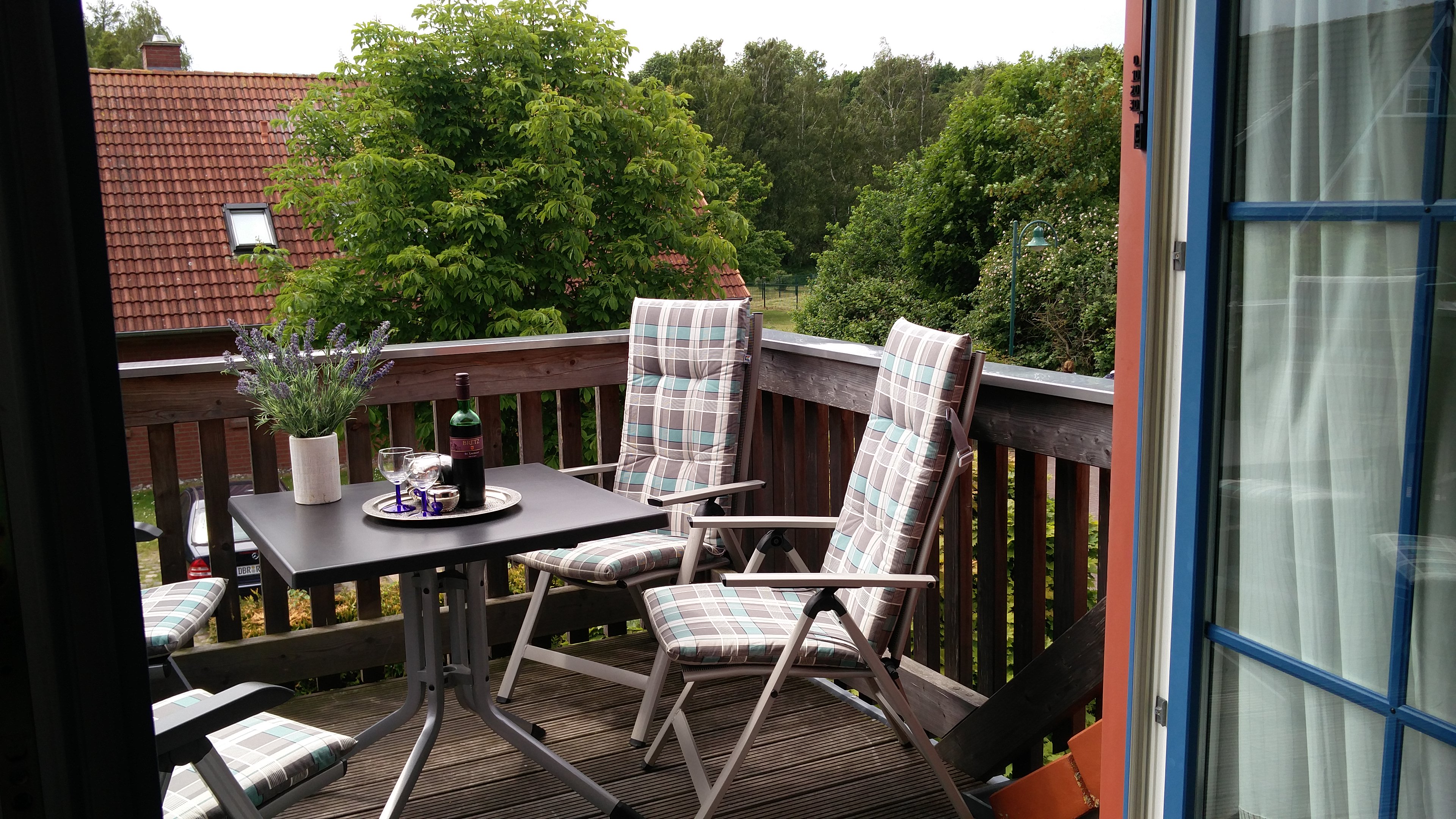Balkon mit Gartenmöbeln – Blick zur Ostsee