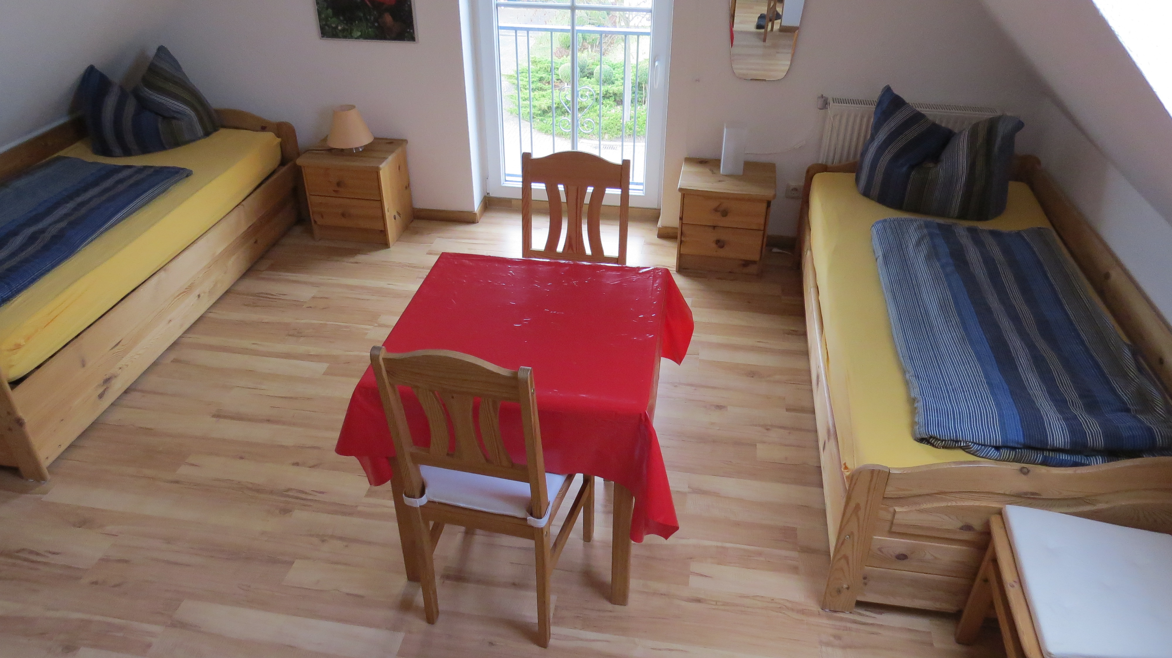 Schlafzimmer im Dachgeschoss mit zwei Einzelbetten